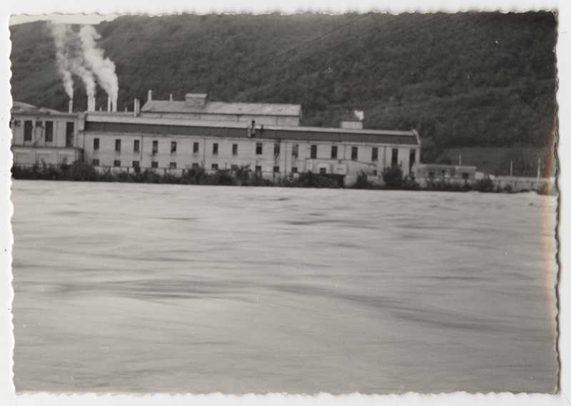 Fiume Isonzo in piena, Gorizia. Area industriale sullo sfondo